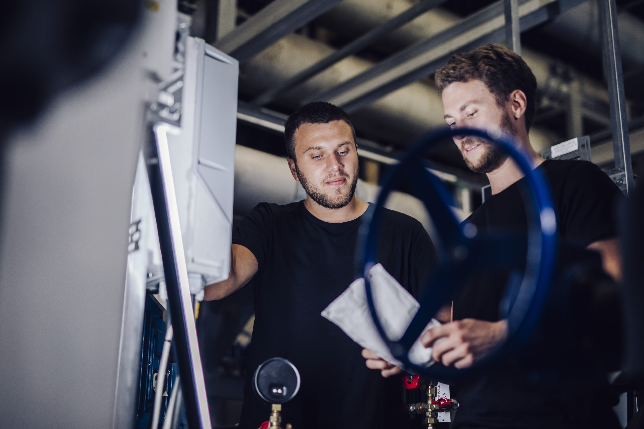 Två män som läser en instruktionsbok