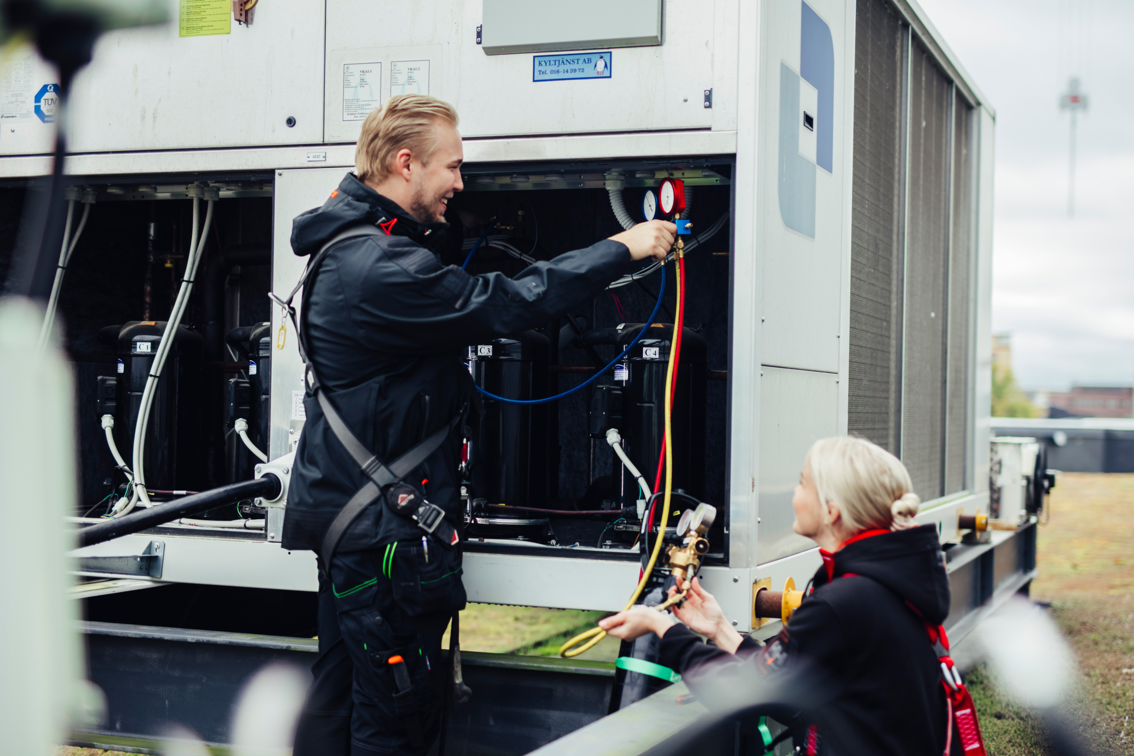 En man och en kvinna som jobbar inom kyltjänst