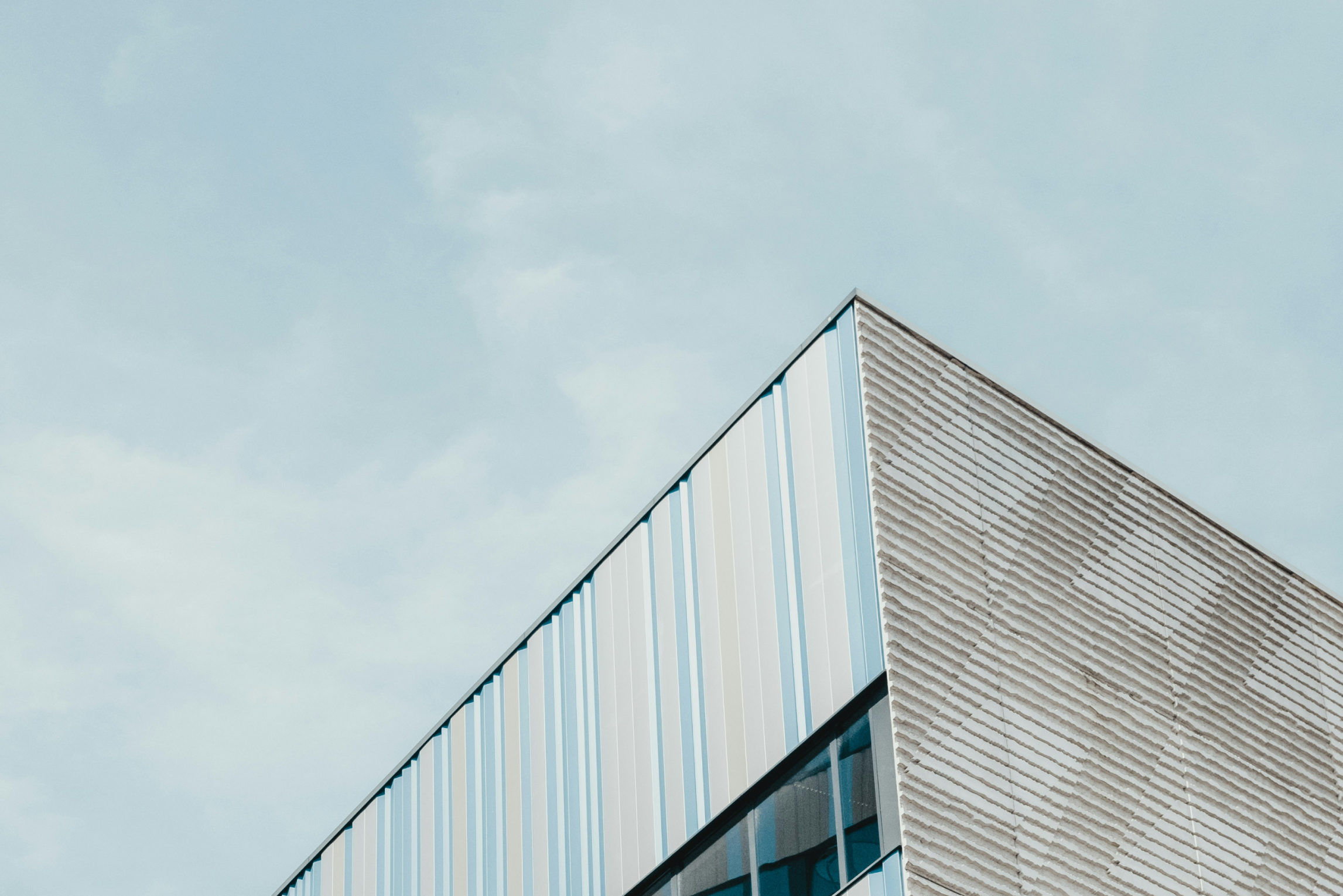 Stålbyggnad och himmel