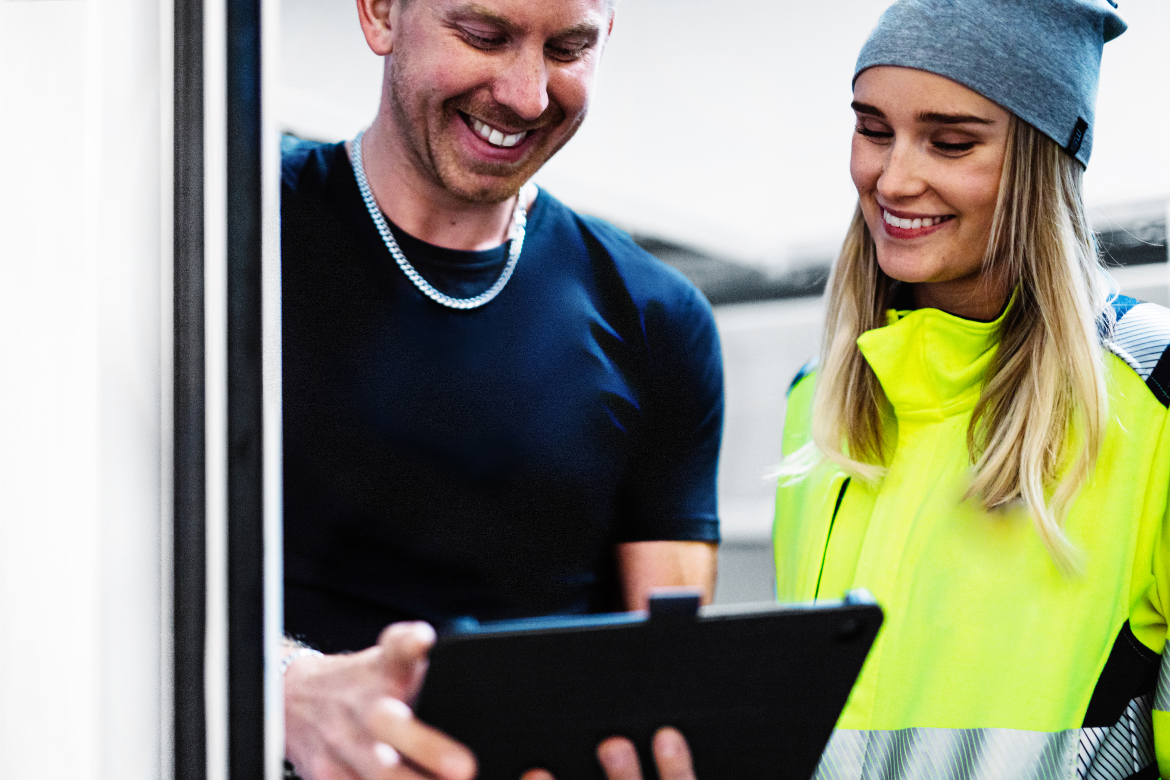 Två personer som tittar på en padda och ler