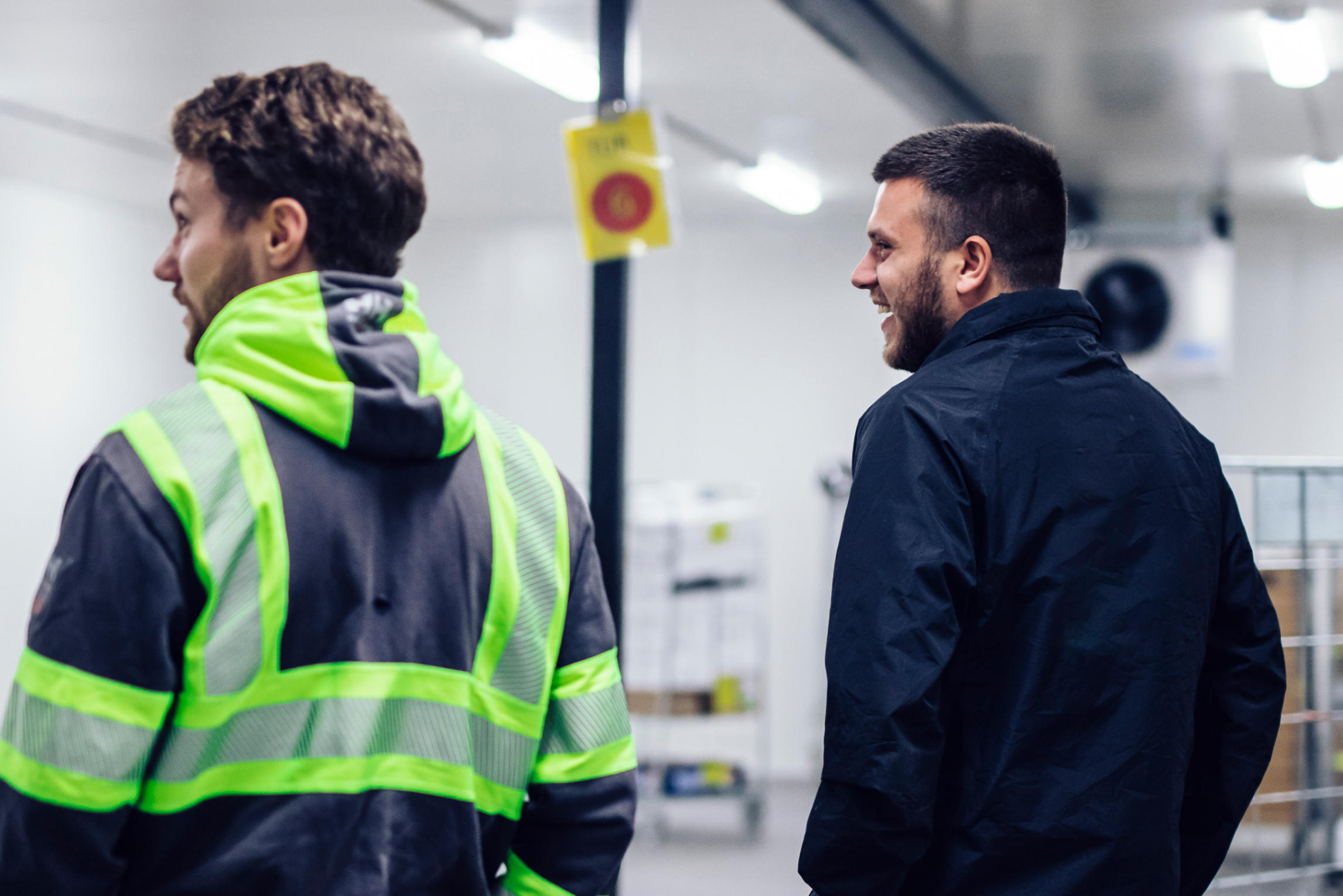 Två män med ryggen mot kameran