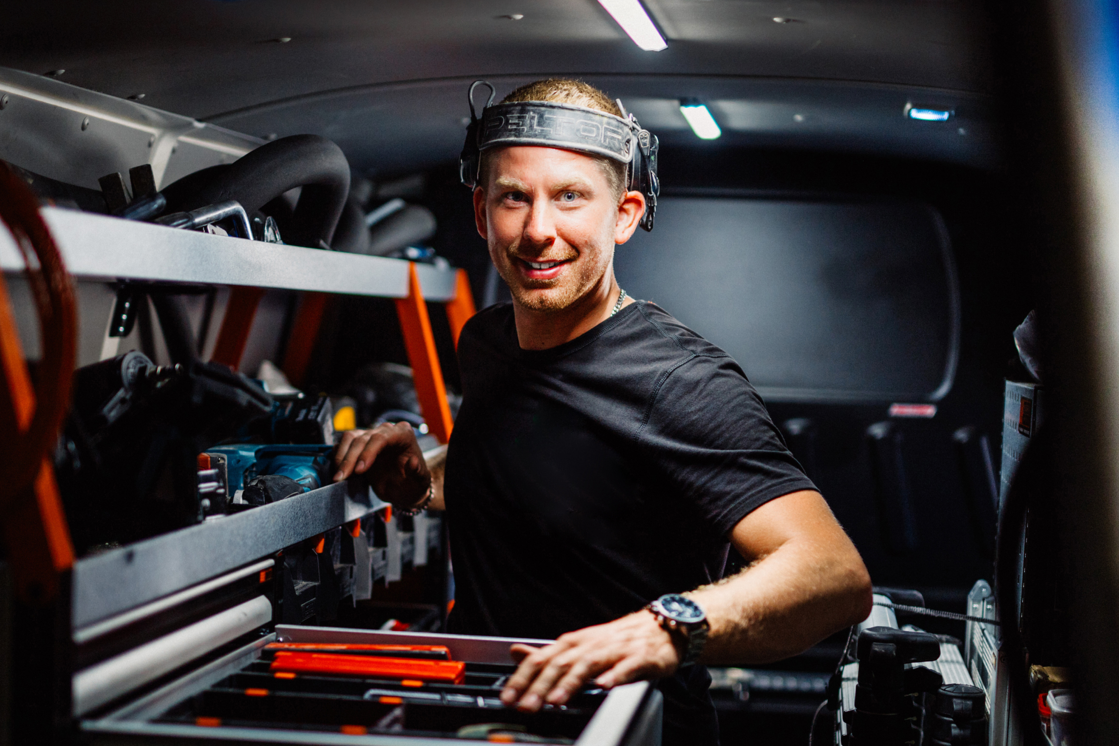 En man som står med verktyg